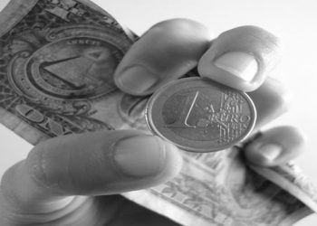 La reciente devaluación sufrida por el euro frente al dólar encarece el contrato del benceno en mayo